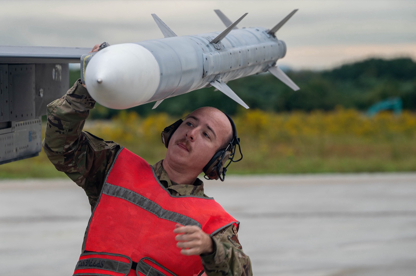 Un técnico de la Fuerza Aérea de EE. UU. revisa un misil AIM-120 AMRAAM de entrenamiento antes de un vuelo durante el ejercicio Keen Sword 25 en la base aérea de Tsuiki, Japón, en octubre de 2024.