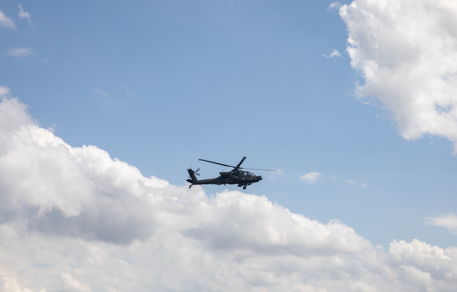 Un helicóptero AH-64 Apache de la 12.ª Brigada de Aviación de Combate dispara un cohete durante prácticas de tiro en Grafenwöhr, Alemania, en 2022.