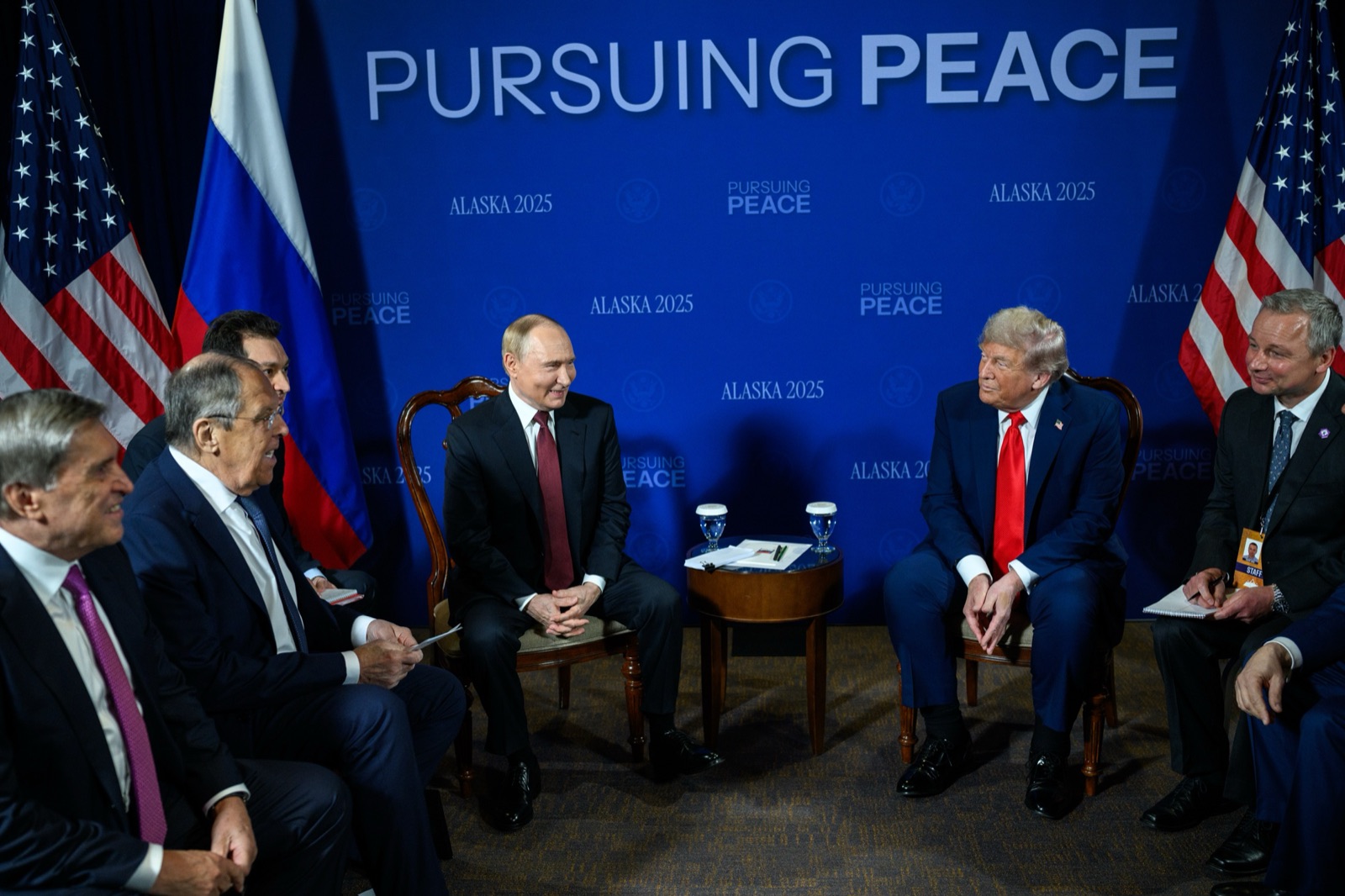 Putin, Lavrov y otros miembros de la delegación rusa junto a Donald Trump en la cumbre de Alaska, en agosto de 2025 (archivo).