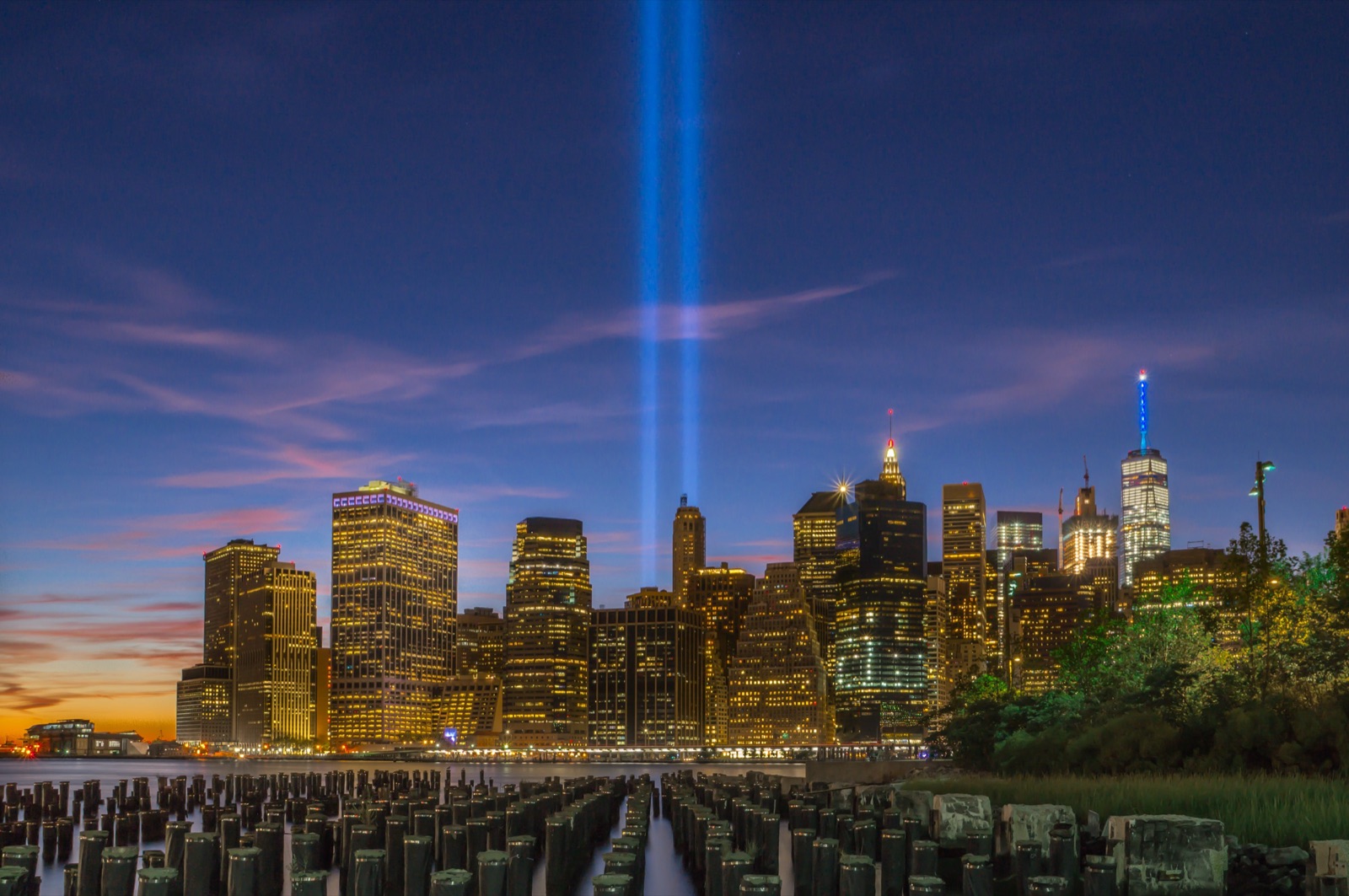 Las dos columnas de luz del Tribute in Light iluminan el cielo de Manhattan en el aniversario del 11-S, en 2016.
