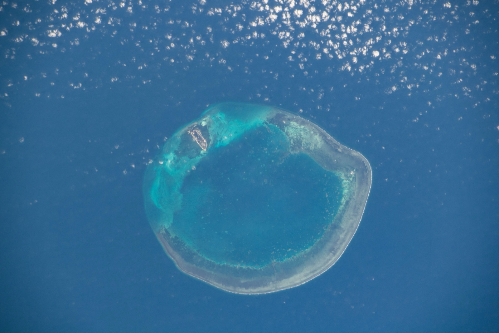 El atolón de Dongsha, en las islas Pratas, administradas por Taiwán, fotografiado desde la Estación Espacial Internacional.