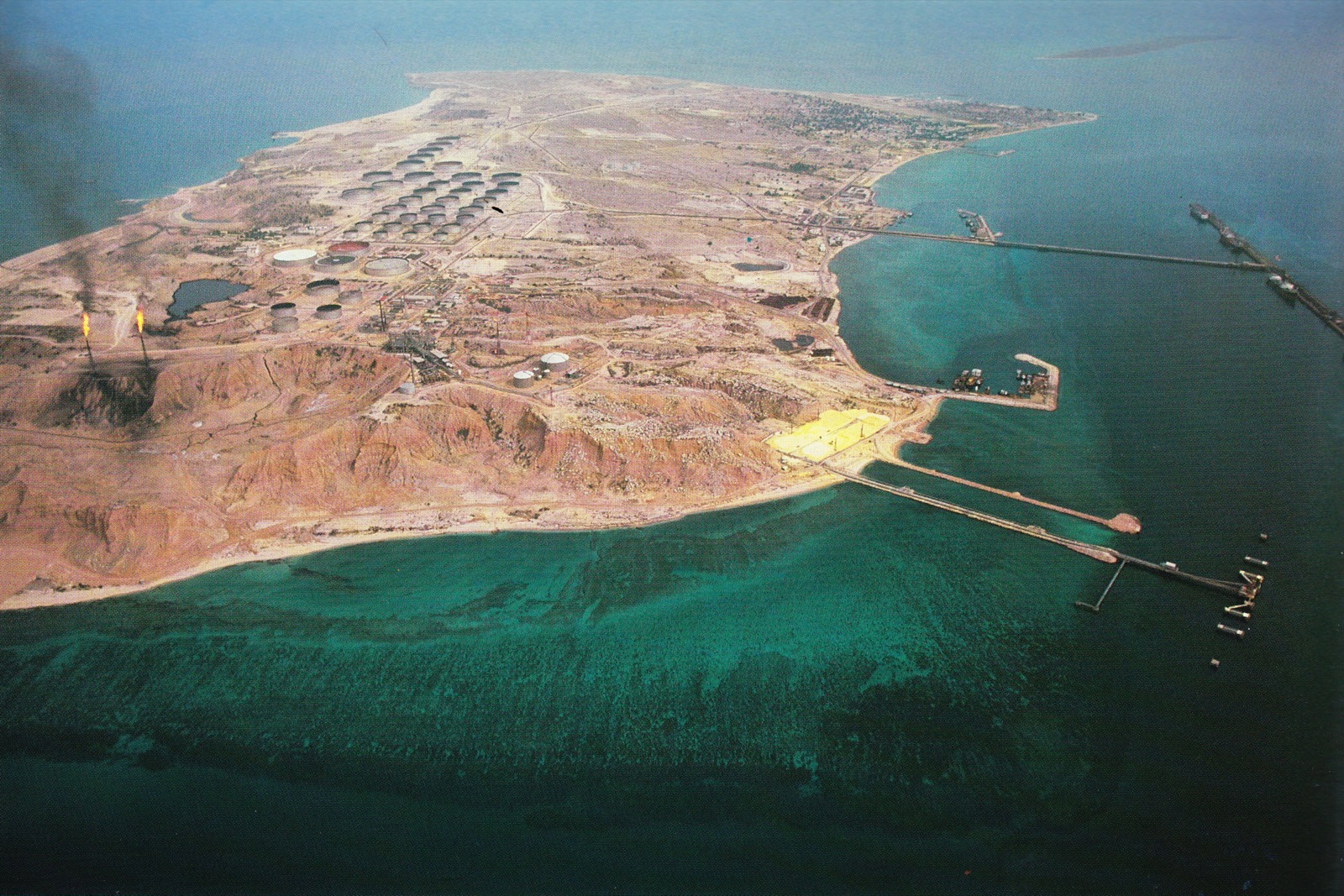 Vista aérea de la isla de Kharg, principal terminal petrolera de Irán, en 1973.