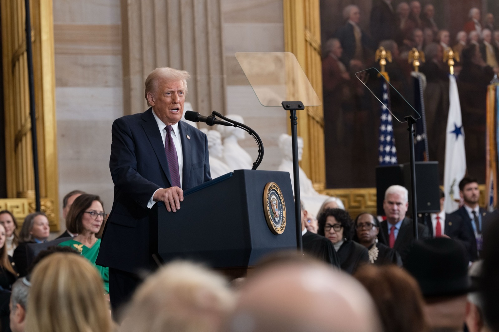 Donald Trump pronuncia su segundo discurso de investidura en la Rotonda del Capitolio, en Washington, el 20 de enero de 2025.