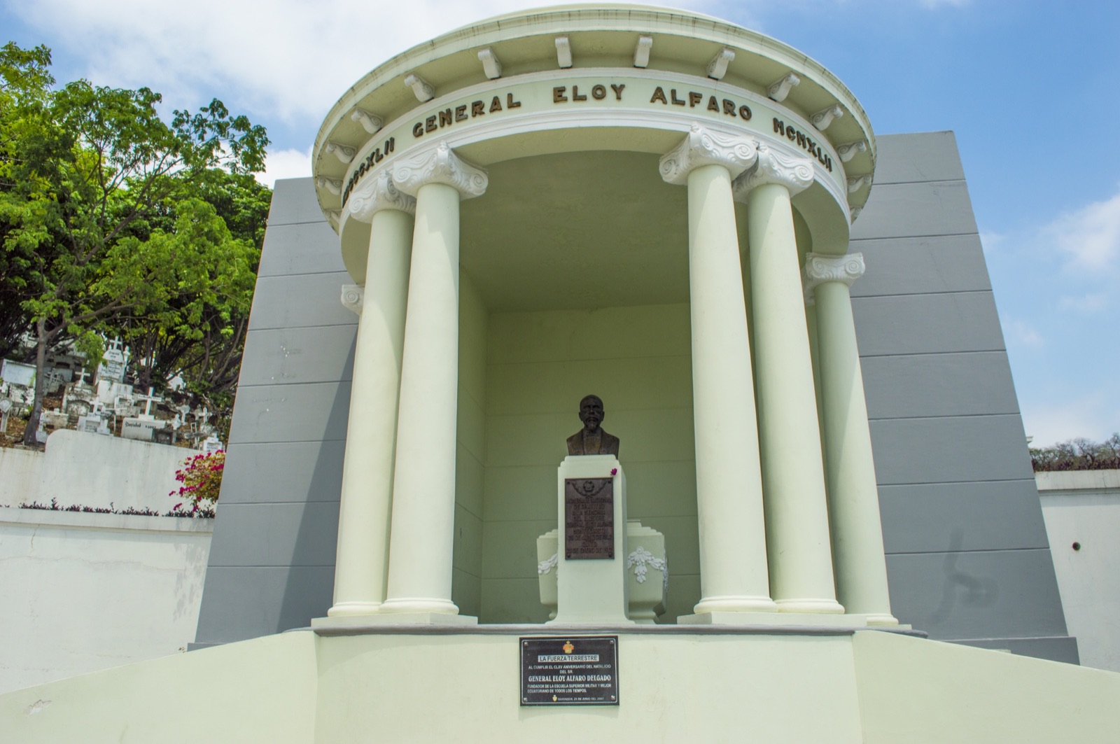 Edículo en honor a Eloy Alfaro en el Cementerio General de Guayaquil; sus inscripciones recuerdan el centenario de su nacimiento (1842-1942).