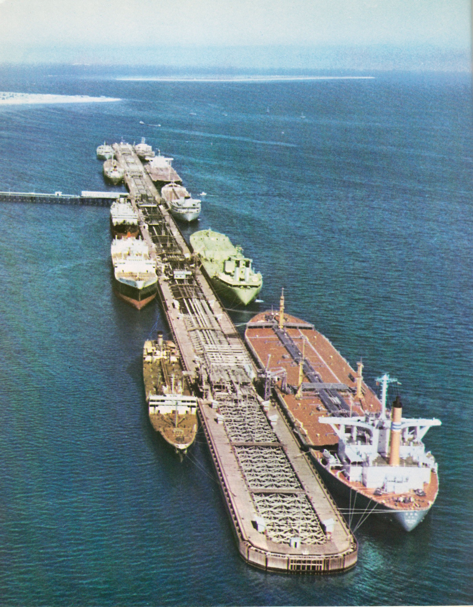 Petroleros cargando en la terminal iraní de la isla de Kharg, en el golfo Pérsico (imagen de archivo).