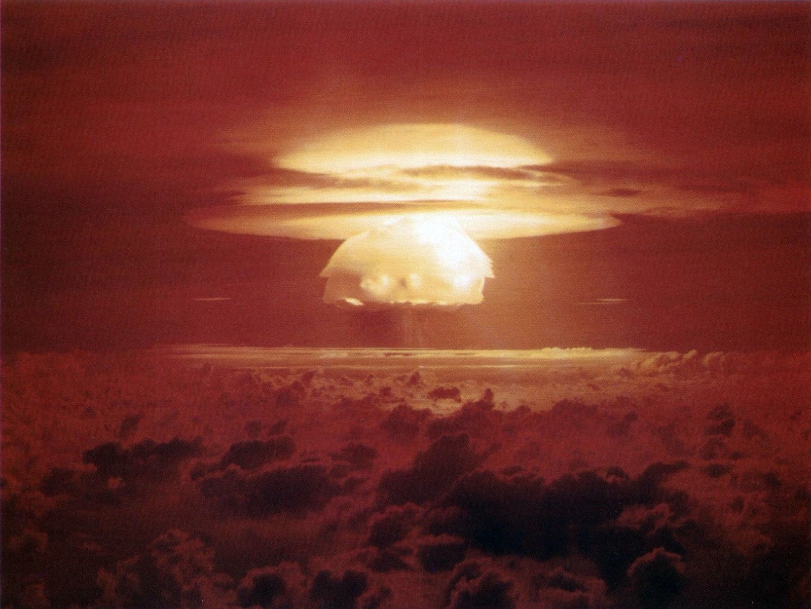 La nube de la prueba termonuclear Castle Bravo, de 15 megatones, en el atolón de Bikini en 1954.