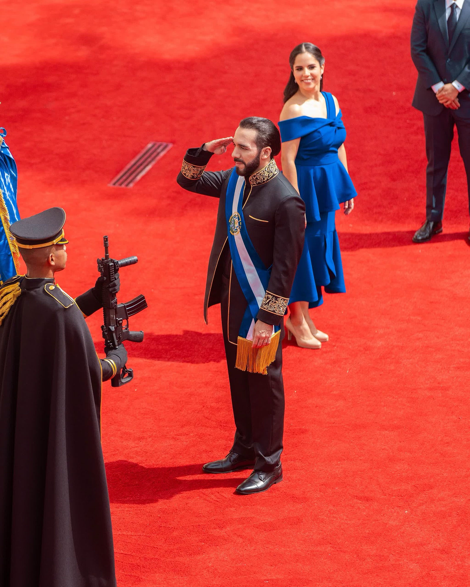 Nayib Bukele saluda a la guardia de honor durante un acto oficial en San Salvador.