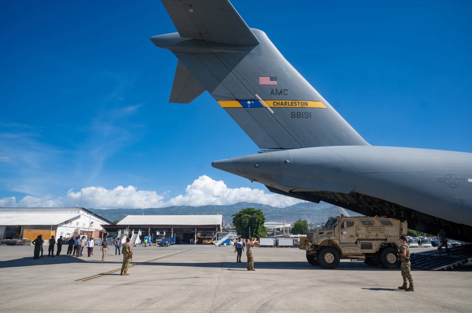 Vehículos blindados MRAP entregados a las fuerzas de seguridad en el aeropuerto de Puerto Príncipe, Haití, en julio de 2024.