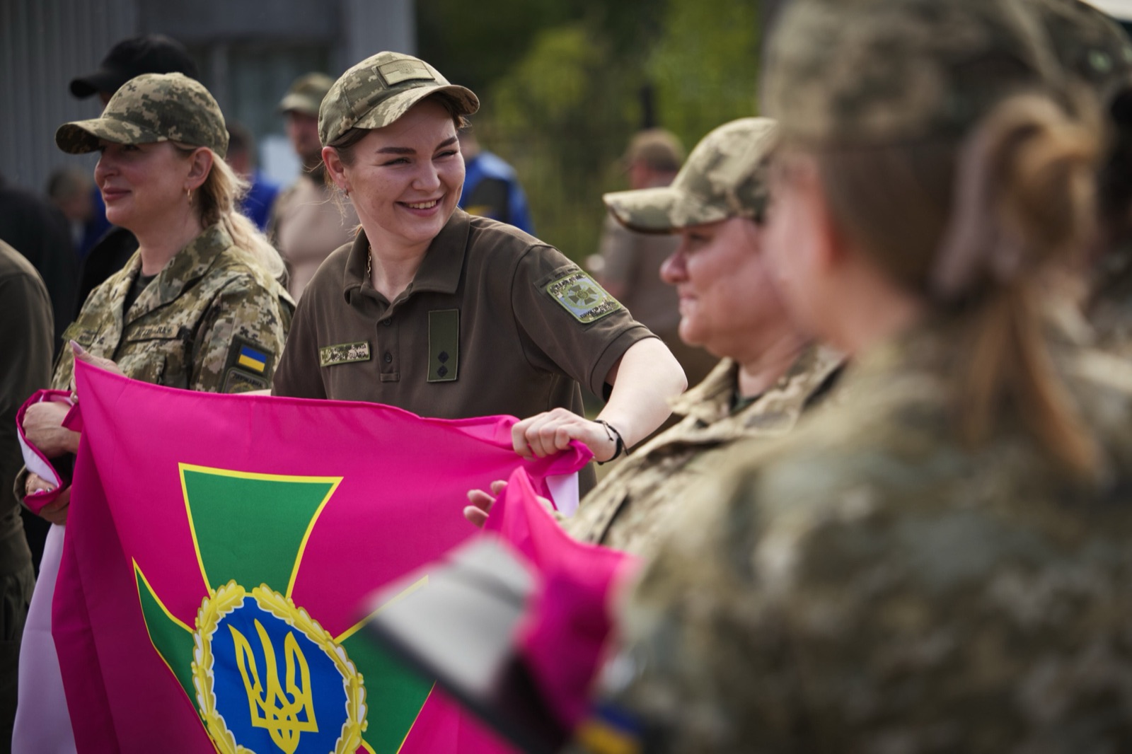 Guardias de frontera ucranianos esperan a compañeros liberados en un canje de prisioneros anterior (mayo de 2025).