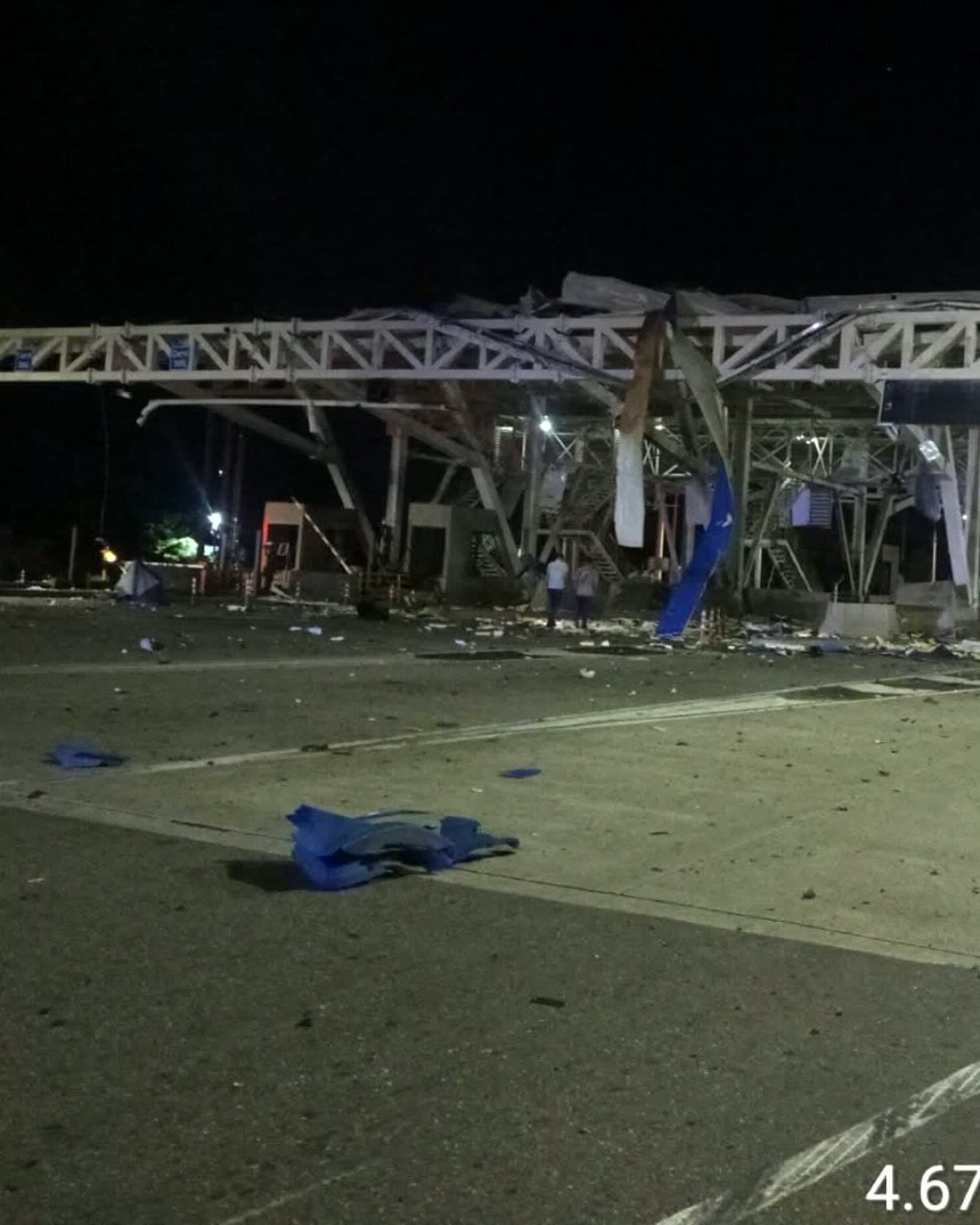 El peaje San Pedro, en la vía entre Villanueva y Monterrey, minutos después de la explosión.