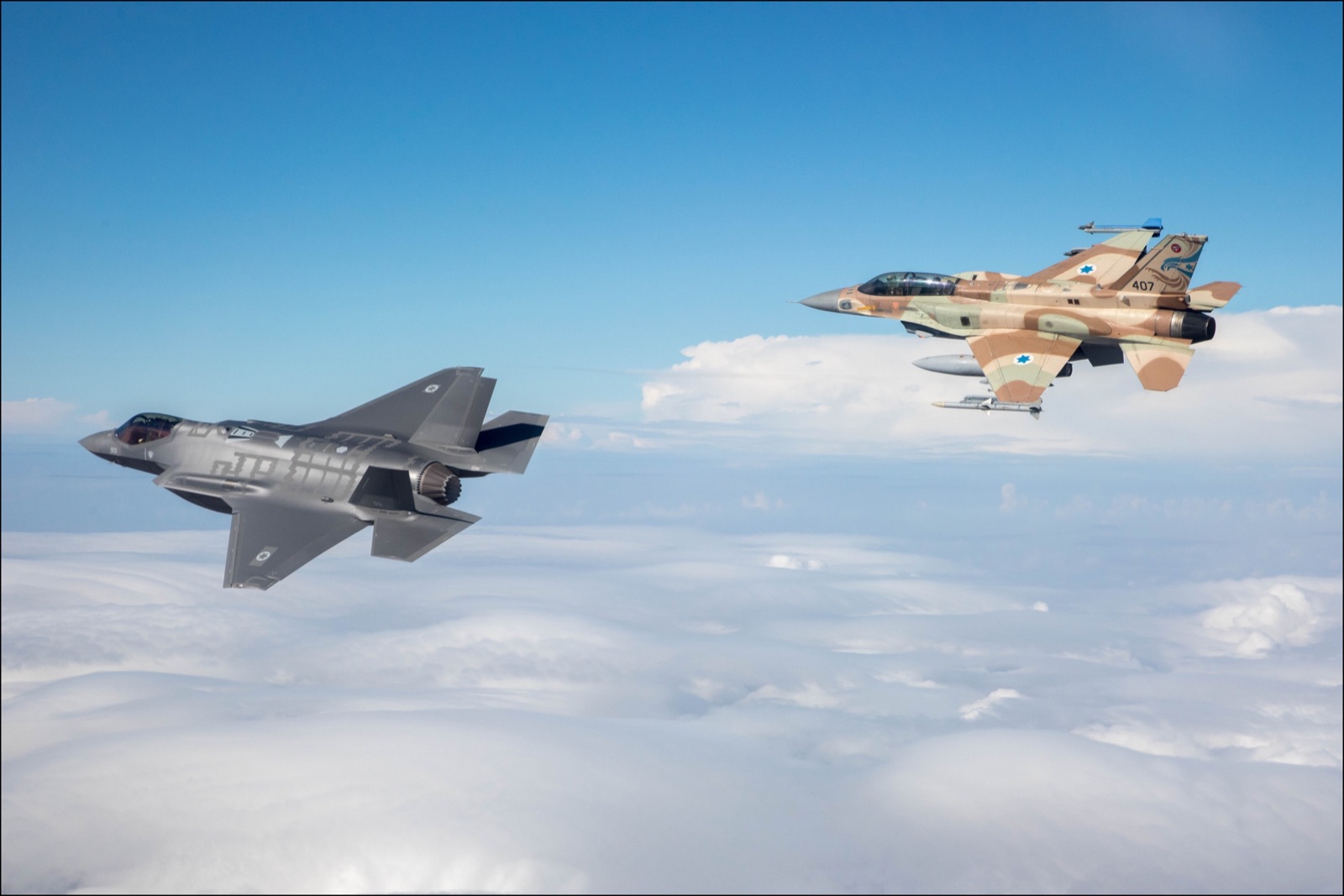 Un caza F-35I Adir y un F-16I Sufa de la Fuerza Aérea de Israel en vuelo, en una imagen de archivo de 2016.