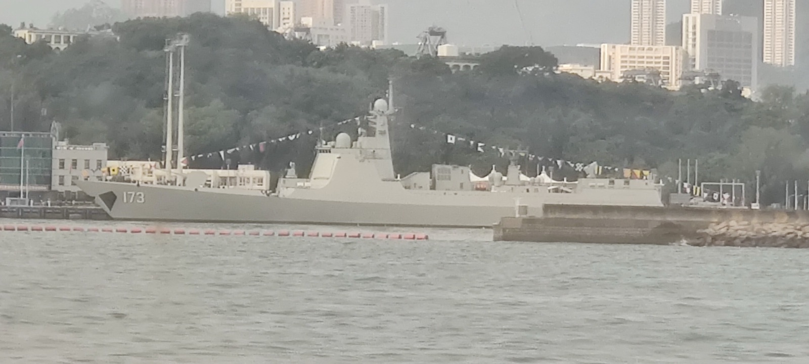 El destructor chino Changsha (173) atracado en Hong Kong, foto de archivo. No forma parte necesariamente del despliegue actual.