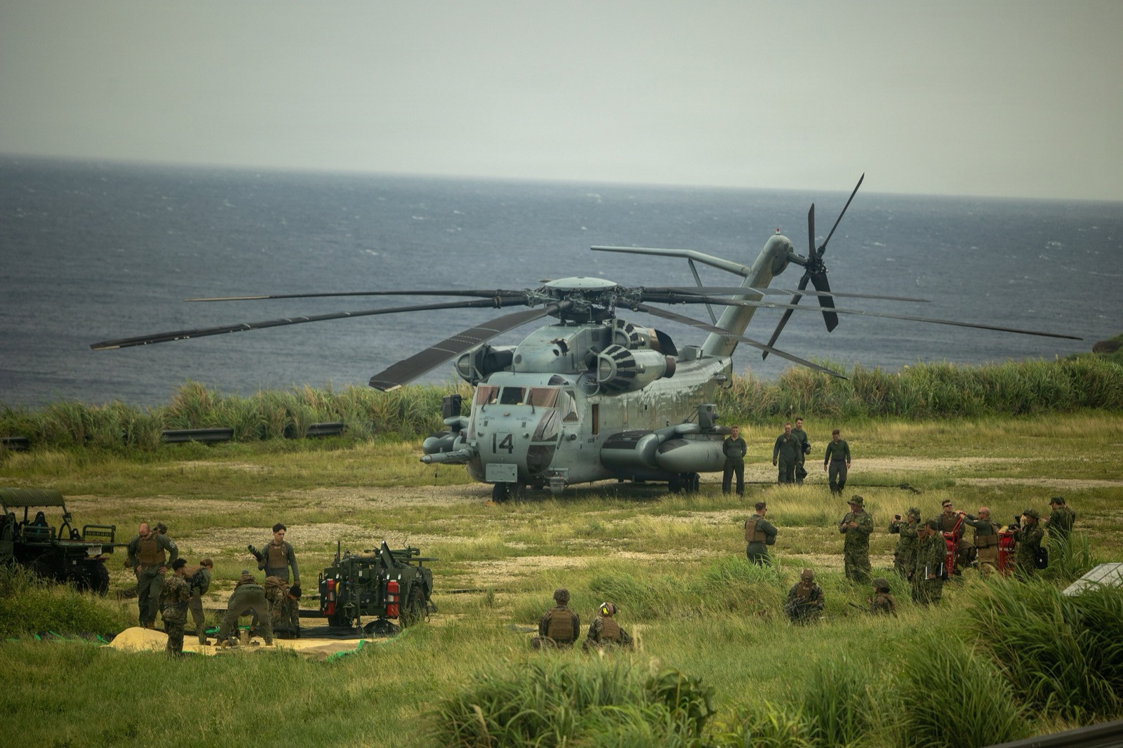 Marines de EE. UU. y militares japoneses montan un punto de reabastecimiento para helicópteros en Yonaguni, en octubre de 2025.