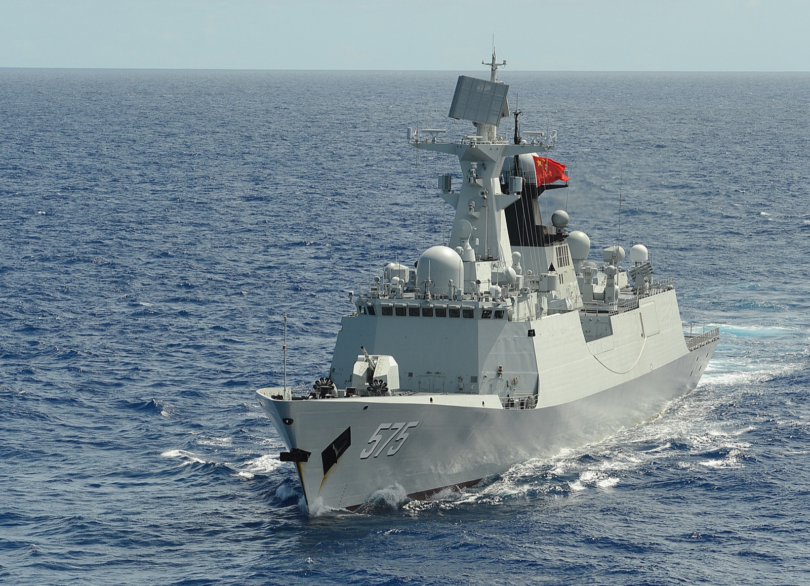 Una fragata de la Armada china, la Yueyang, navega durante el ejercicio naval RIMPAC (imagen de archivo, julio de 2014).