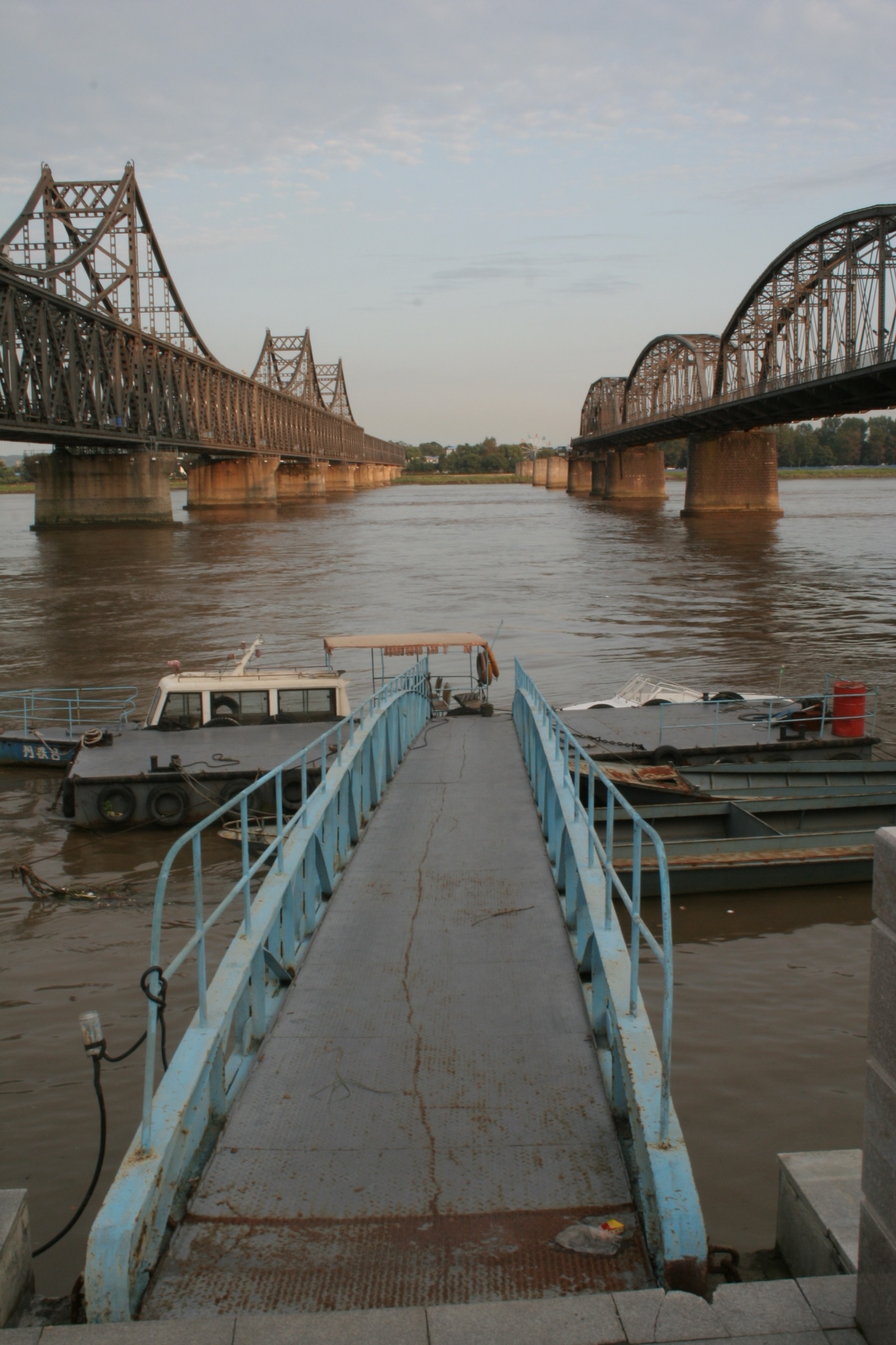 El viejo puente de la Amistad entre China y Corea del Norte, al que viene a relevar el nuevo.