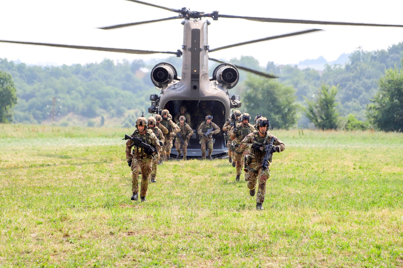 Militares italianos bajan de un helicóptero CH-47F Chinook del Ejército de Italia (imagen de archivo).
