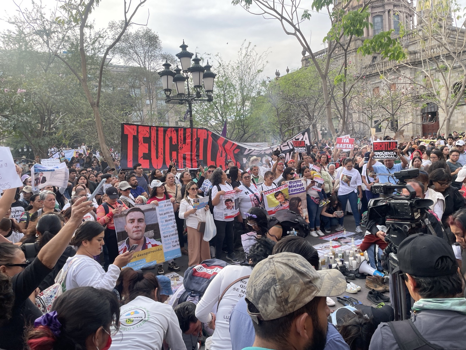 Madres buscadoras y colectivos en la Vigilia Nacional por Teuchitlán, frente al Palacio de Gobierno de Jalisco, en Guadalajara (15 de marzo de 2025).