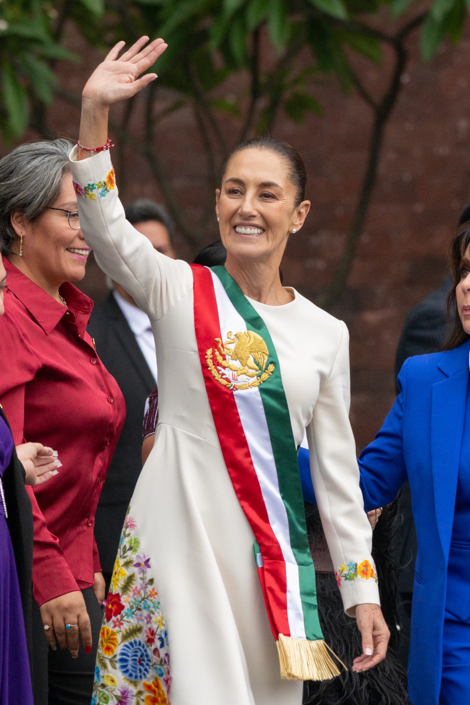 Claudia Sheinbaum saluda con la banda presidencial el día que asumió la presidencia de México, el 1 de octubre de 2024.