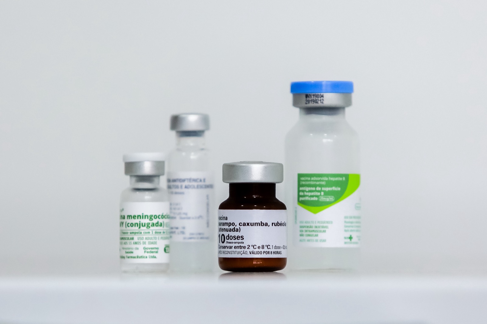 Varios tipos de vacunas en una sola imagen: conjugada contra la meningitis, de toxoides contra la difteria y el tétanos, atenuada contra el sarampión, las paperas y la rubéola, y recombinante contra la hepatitis B. Itapevi (Brasil), 2021.