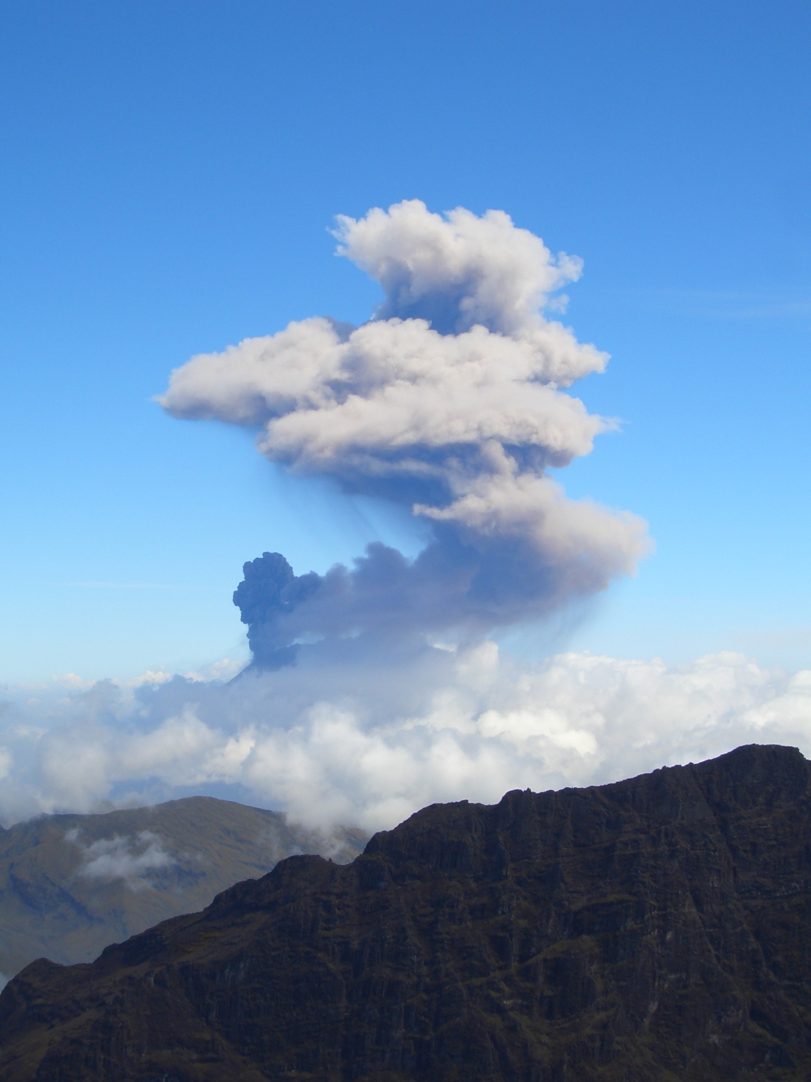 Columna de ceniza y gases del volcán Tungurahua, en Ecuador, en noviembre de 2006, durante el proceso eruptivo que el volcán mantuvo entre 1999 y 2016.