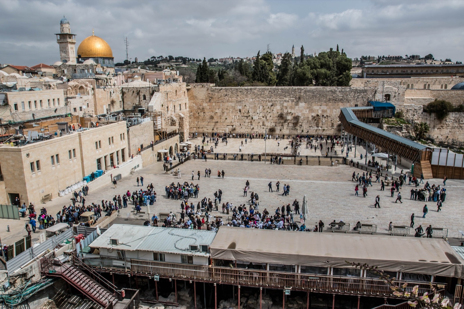 El Muro de los Lamentos y, al fondo, la Cúpula de la Roca, en la Ciudad Vieja de Jerusalén, lugar sagrado para judíos y musulmanes.