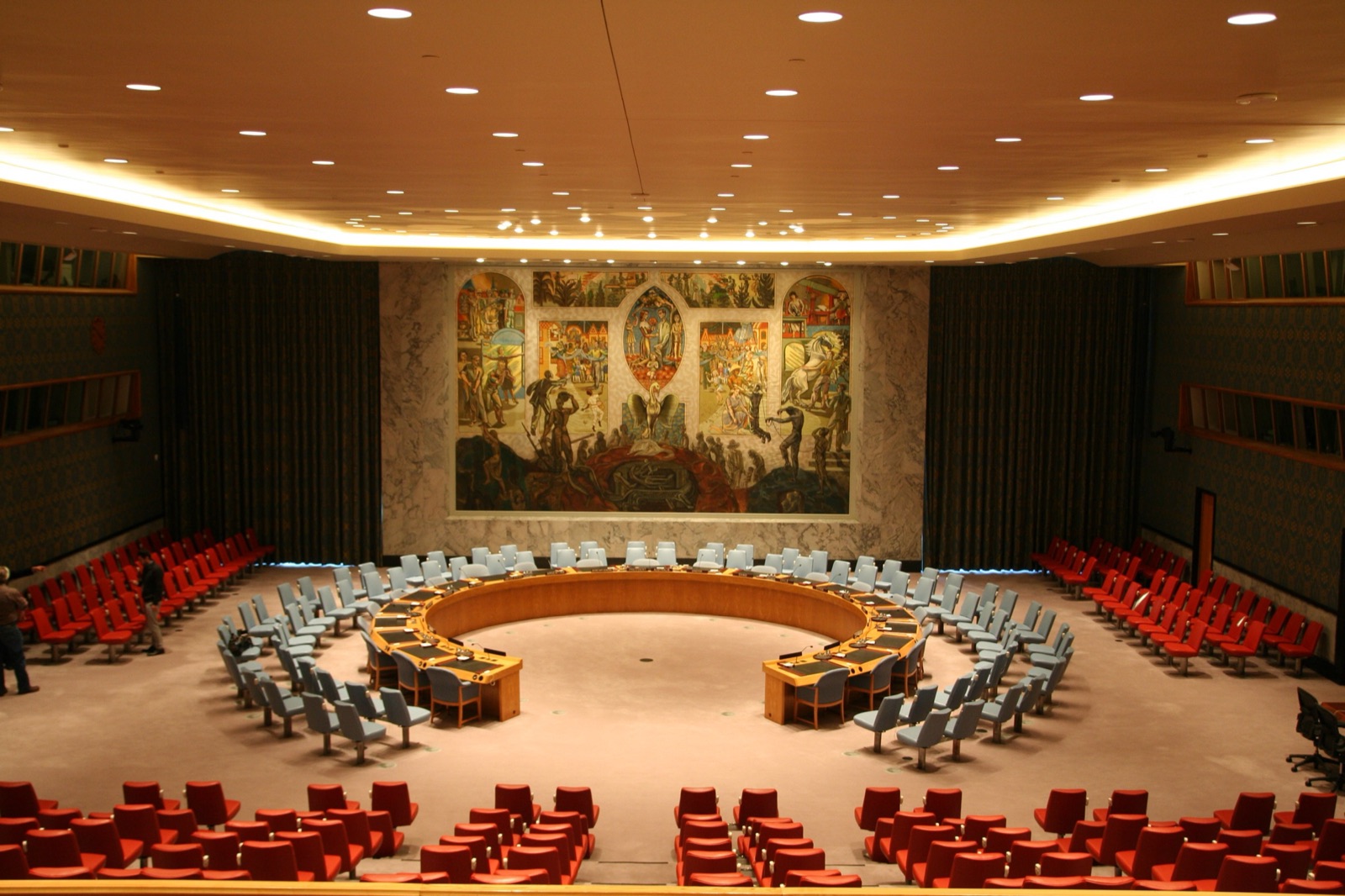 La sala del Consejo de Seguridad en la sede de la ONU en Nueva York, con su característica mesa en forma de herradura y el mural del pintor noruego Per Krohg.