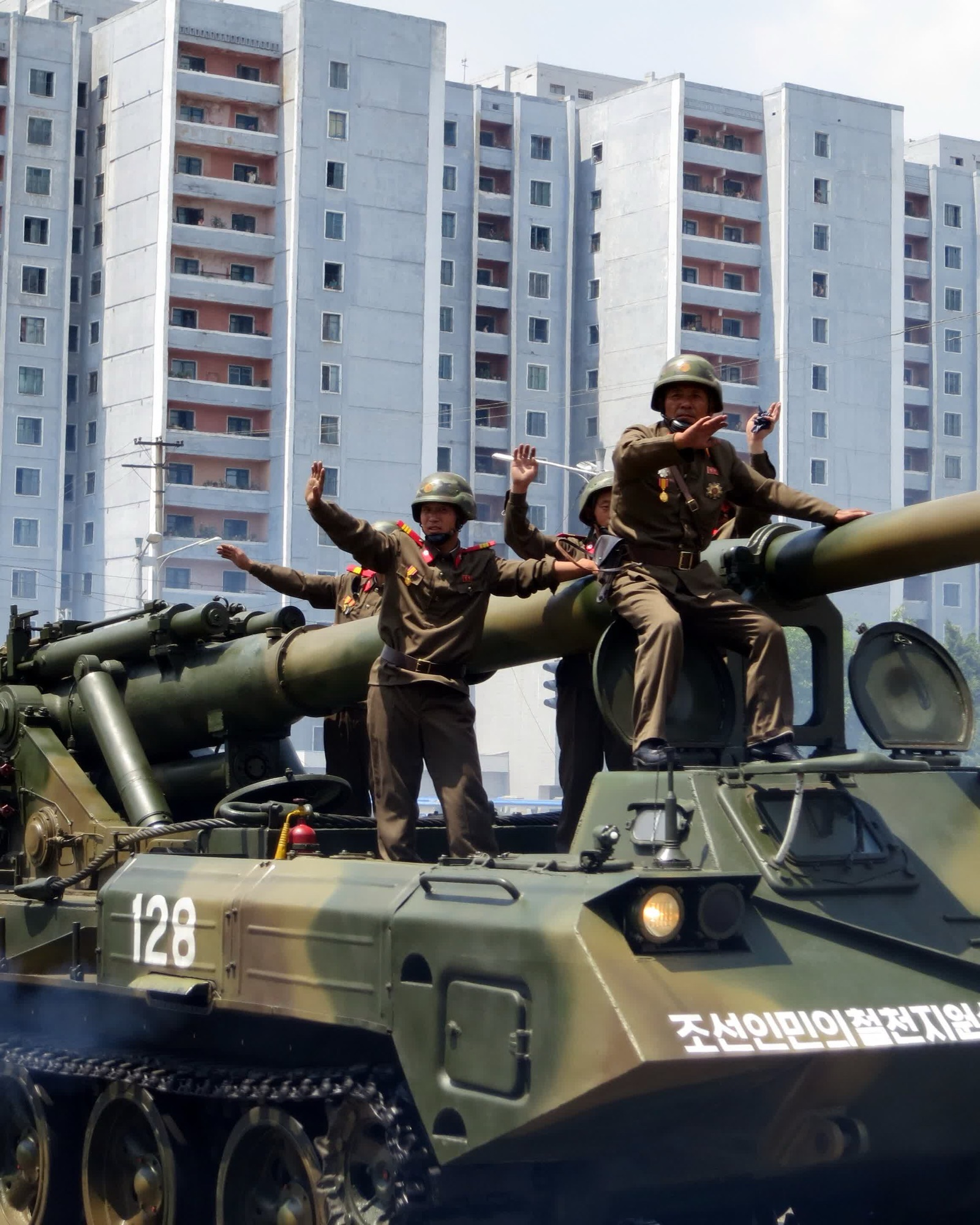 Artillería autopropulsada del Ejército Popular de Corea durante un desfile en Pionyang (foto de archivo).