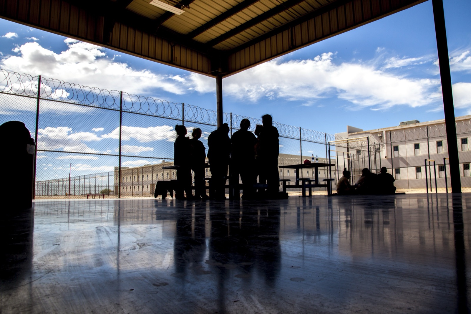 Detenidos en el patio del centro de detención de Eloy, Arizona, que trabaja bajo contrato con el ICE.