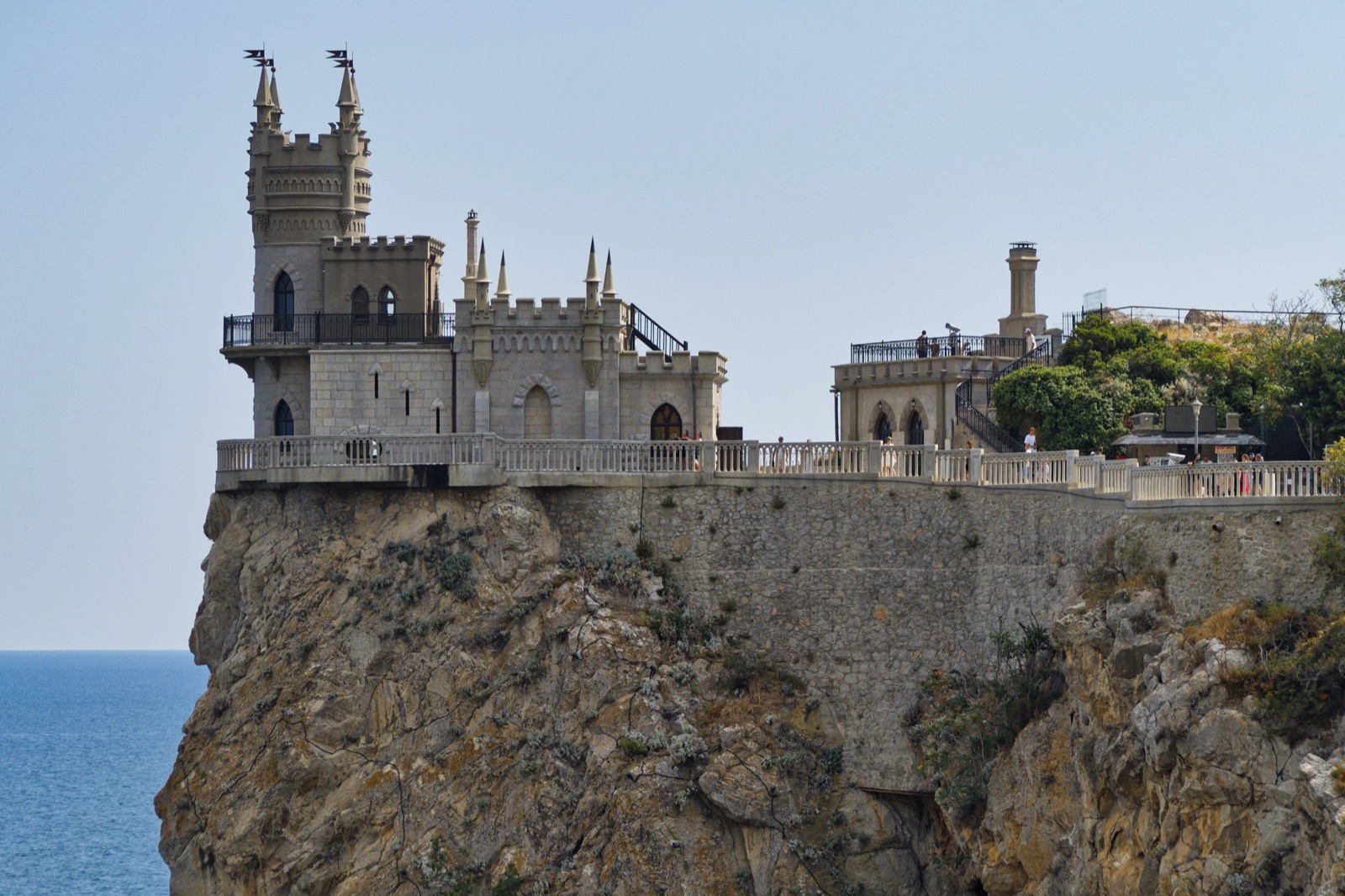 El castillo Nido de Golondrina, sobre un acantilado de la costa sur de Crimea, cerca de Yalta.