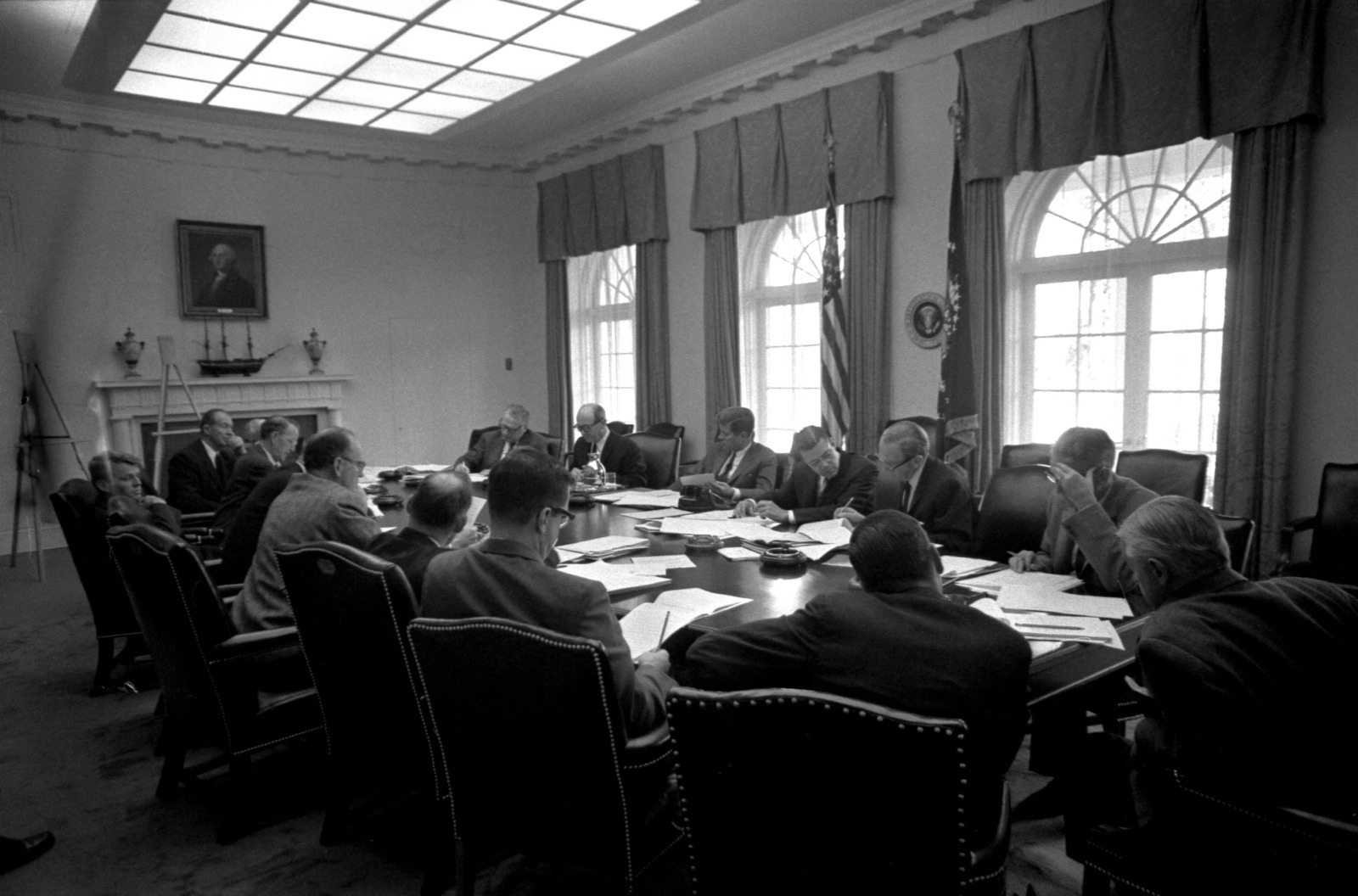 El presidente John F. Kennedy reunido con su comité de crisis (ExComm) en la Casa Blanca, el 29 de octubre de 1962.