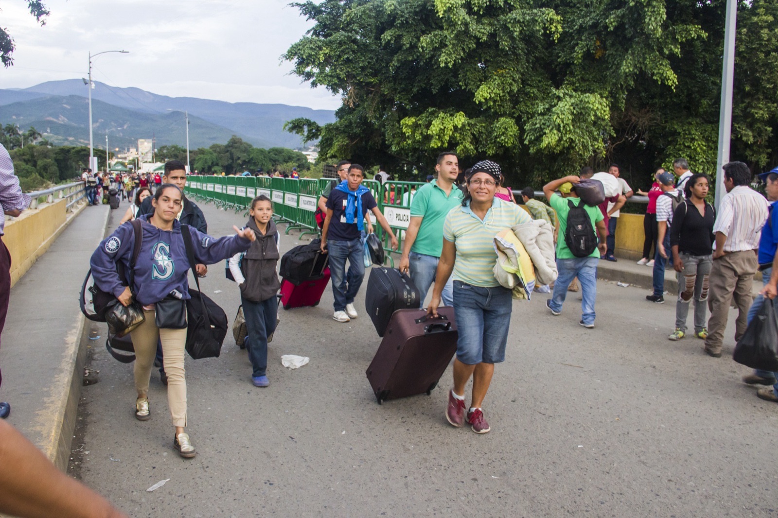 Venezolanos cruzan con sus maletas la zona fronteriza entre San Antonio del Táchira y Cúcuta, en mayo de 2018.