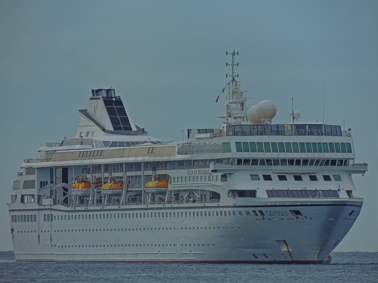 El crucero MV Villa Vie Odyssey navegando en 2025.