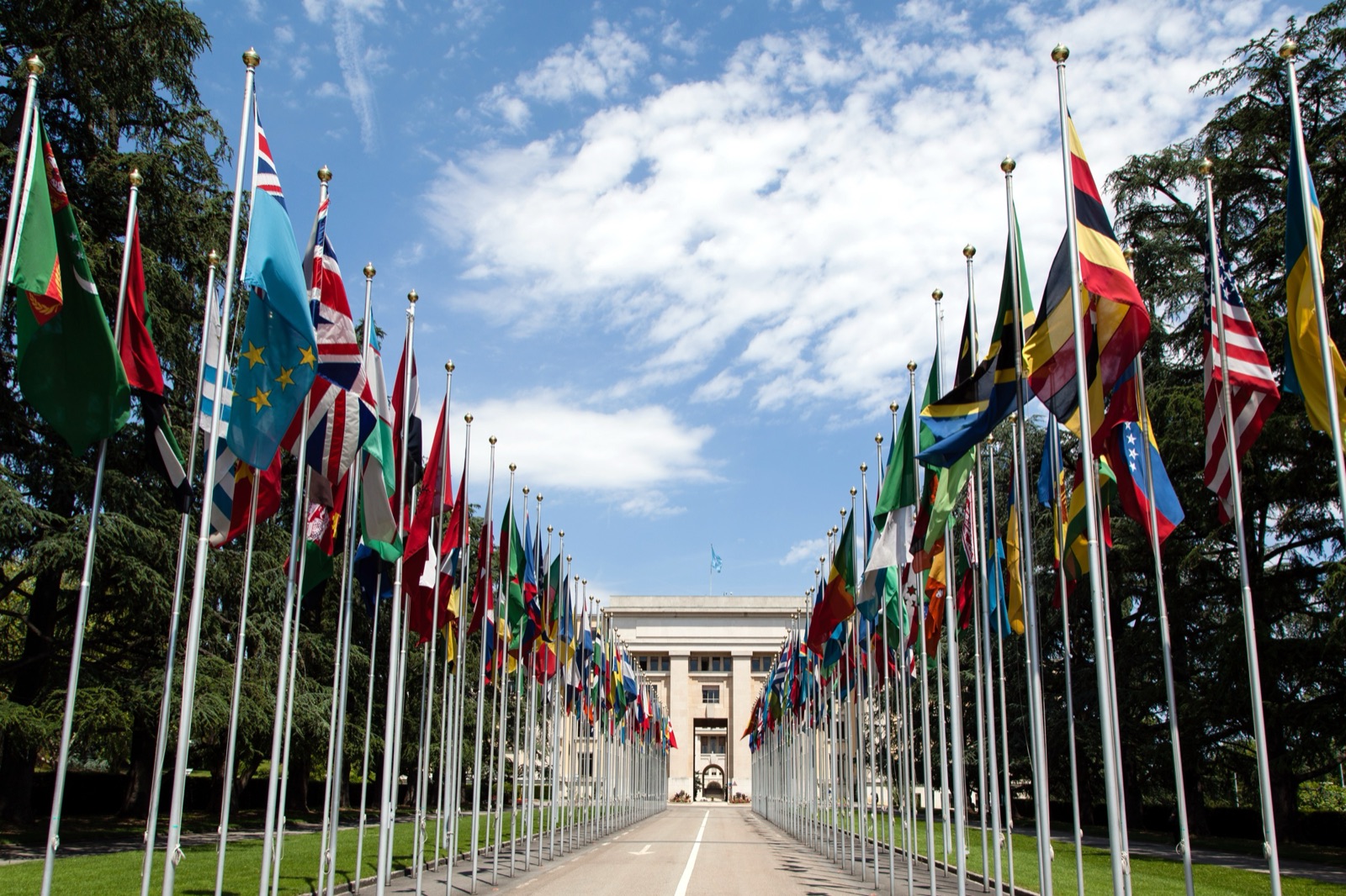 Banderas de los Estados miembros frente al Palacio de las Naciones, sede de la ONU en Ginebra (Suiza).