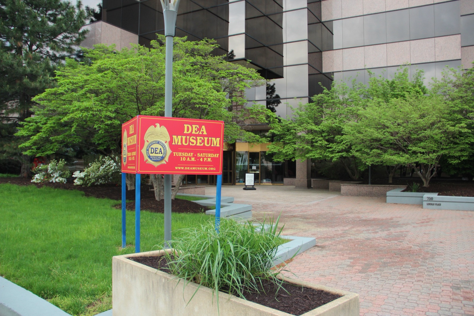 Entrada del Museo y Centro de Visitantes de la DEA en Arlington, Virginia, Estados Unidos (imagen de referencia, 2019).