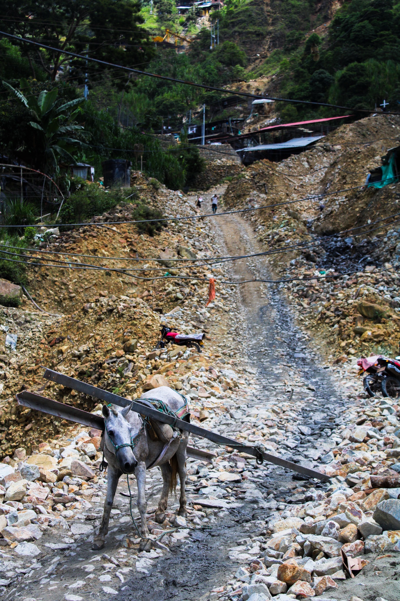Camino de acceso a varias minas de oro en Marmato, Caldas (Colombia), en una imagen de 2022.