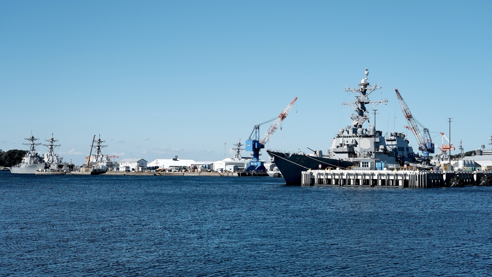 Destructores estadounidenses en la base naval de Yokosuka, Japón: a la derecha el USS Higgins y a la izquierda el USS Benfold (imagen de archivo, 2023).