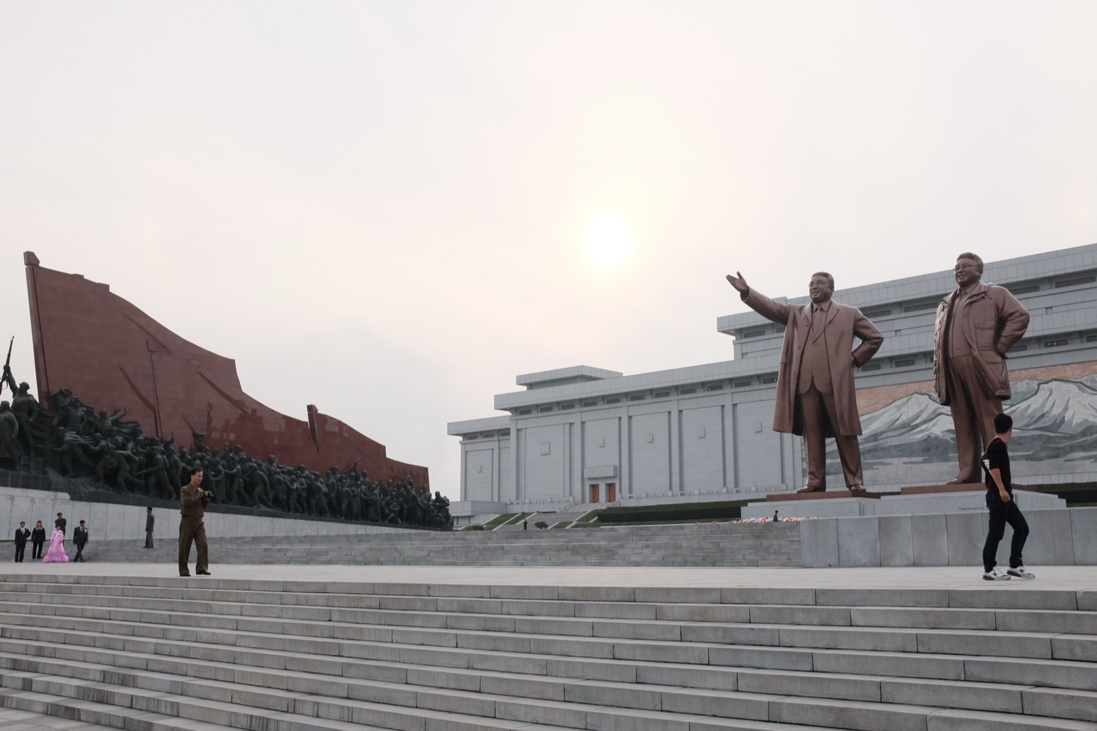 Las estatuas de Kim Il-sung y Kim Jong-il en la colina de Mansu, en Pionyang, en 2016.