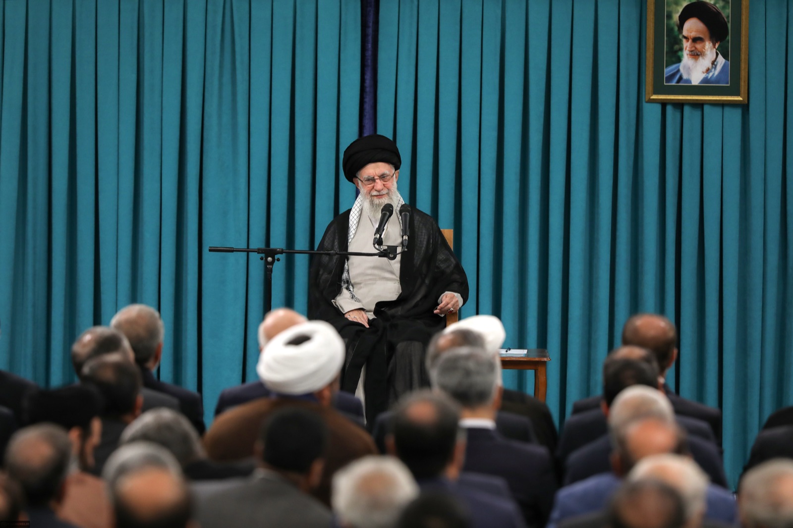 Diputados del Parlamento iraní reunidos con el ayatolá Alí Jamenei en Teherán, en junio de 2025.