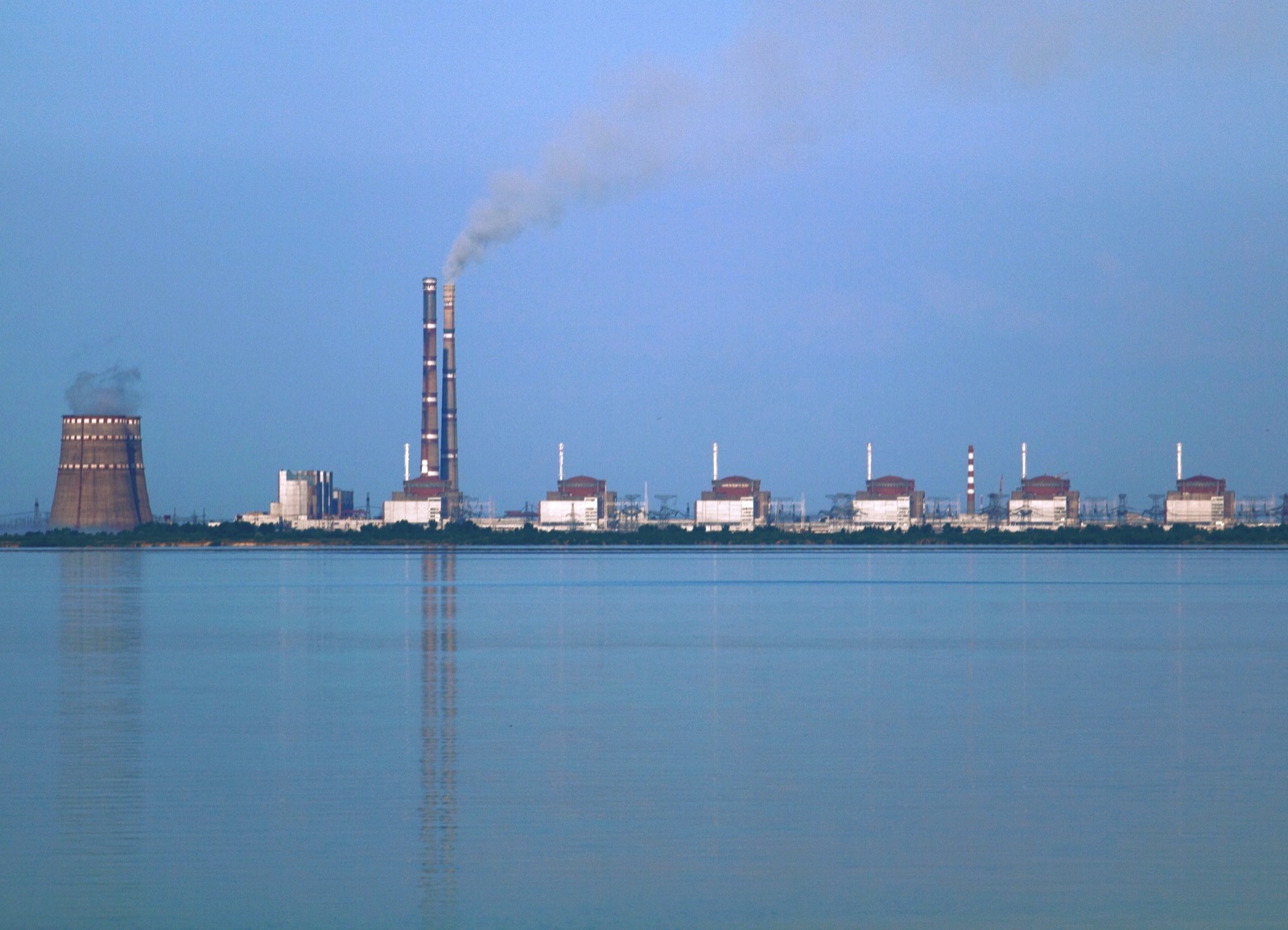 Vista de la central nuclear de Zaporiyia, en Energodar, junto al embalse de Kajovka.