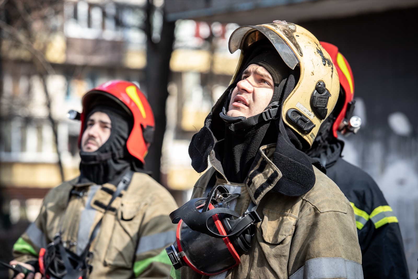 Bomberos trabajan en un edificio residencial del distrito de Sviatoshynskyi, en Kiev, tras un ataque en marzo de 2022 (foto de archivo).