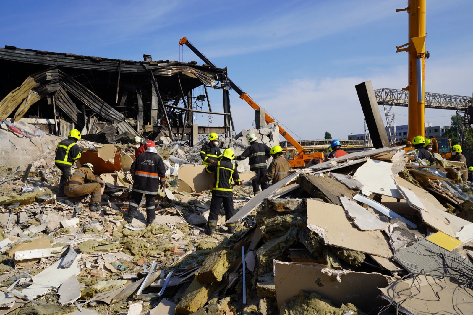 Rescatistas retiran escombros del centro comercial Amstor de Kremenchuk tras el ataque ruso de junio de 2022 (foto de archivo).
