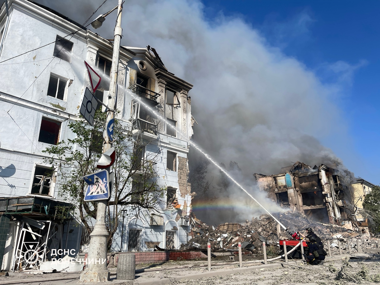Bomberos trabajan en un edificio de Kramatorsk tras un ataque ruso en julio de 2025.