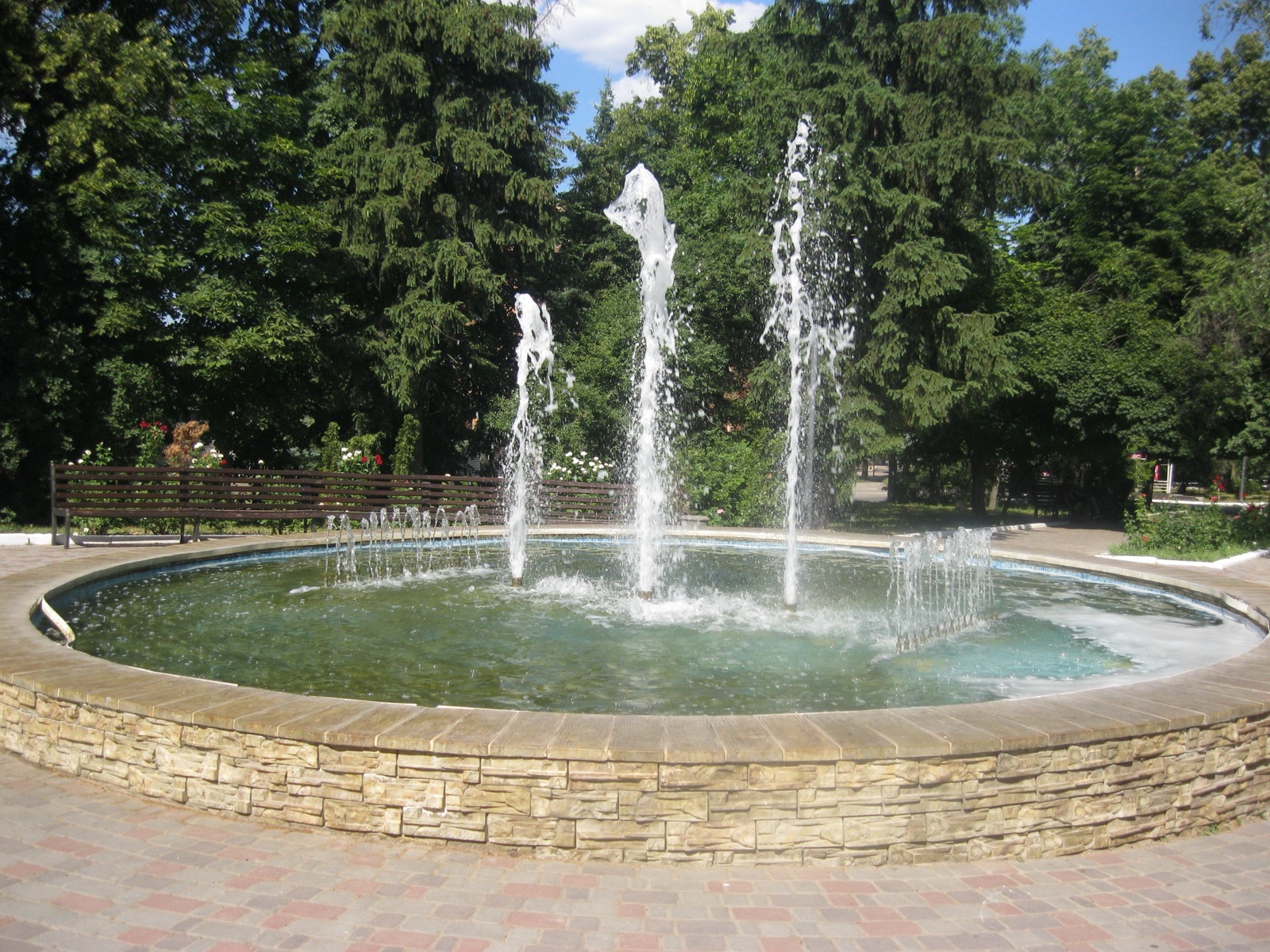 Fuente del parque Yuvileinyi de Nova Vodolaha, en la región de Járkov, en una foto de junio de 2019 (imagen de referencia del pueblo).