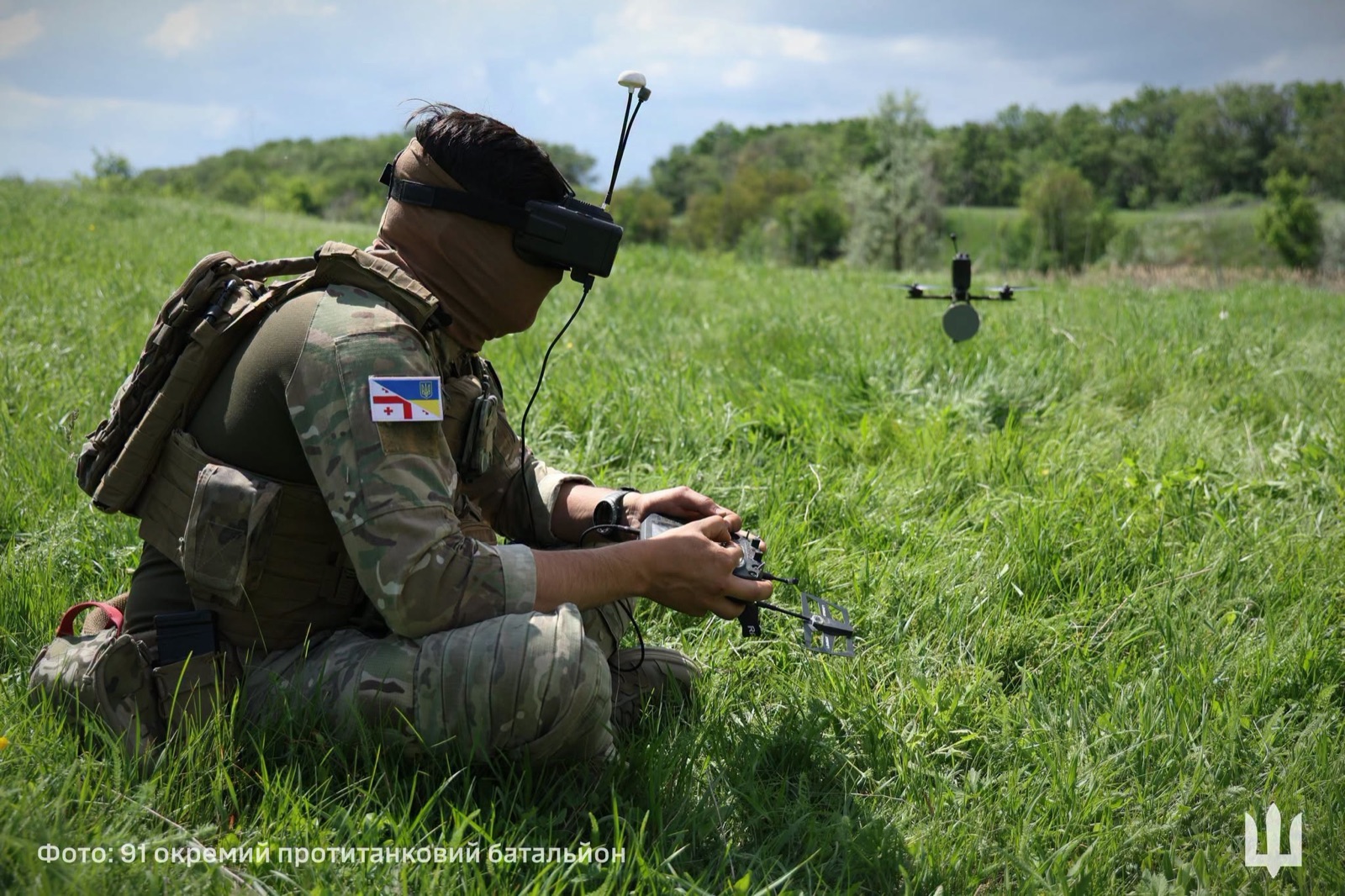 Un operador de drones FPV del 91.º Batallón Antitanque de Ucrania pilota su aparato en julio de 2026.