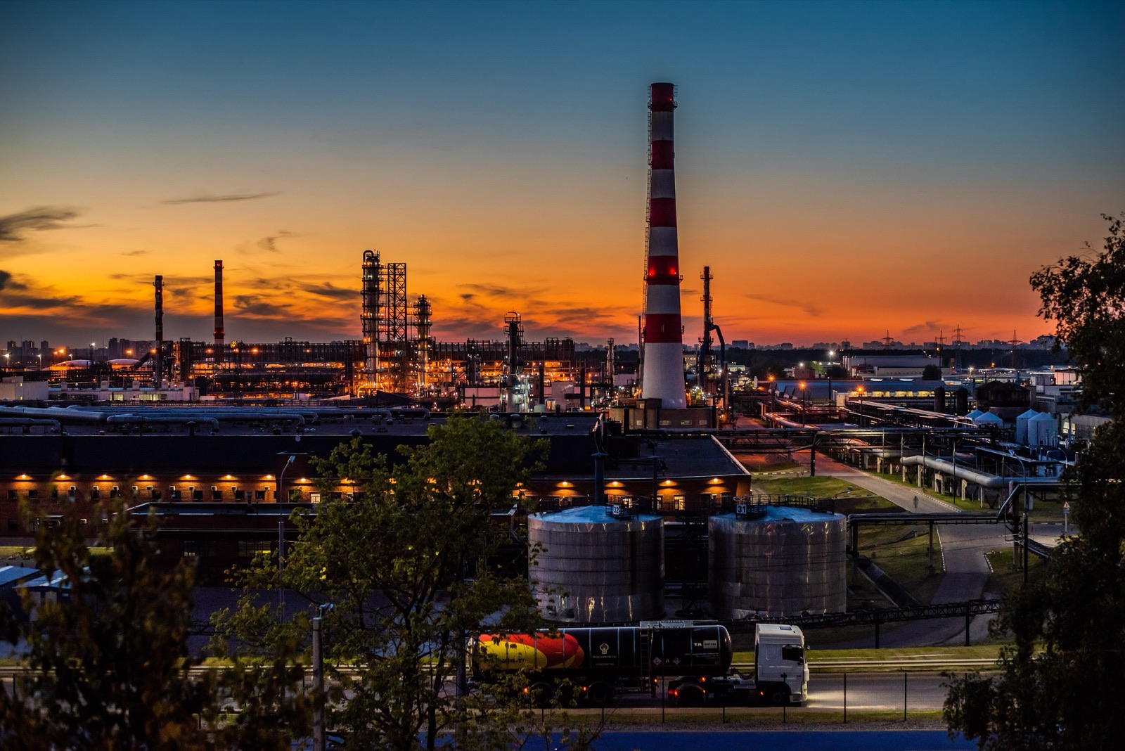 Una refinería de petróleo en Moscú, Rusia, al atardecer (imagen de archivo).