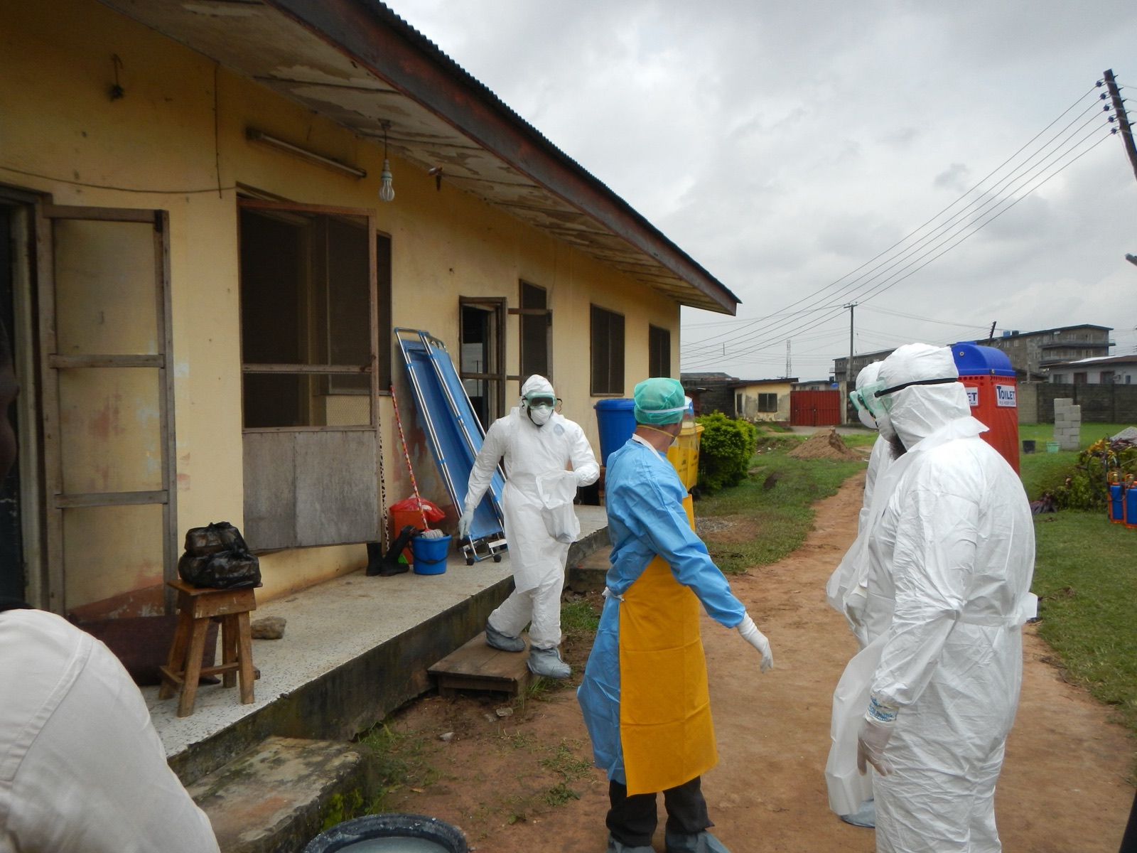 Trabajadores de la OMS se equipan para entrar a una sala de aislamiento de ébola en Lagos, Nigeria, durante el brote de 2014.