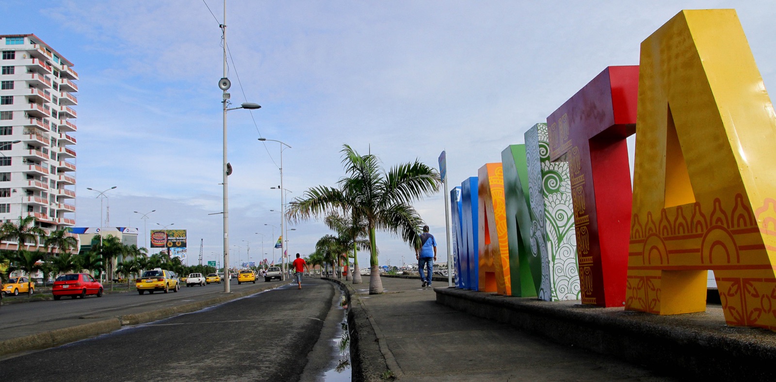 Letras con el nombre de la ciudad en el malecón de Manta, en la provincia de Manabí, Ecuador.