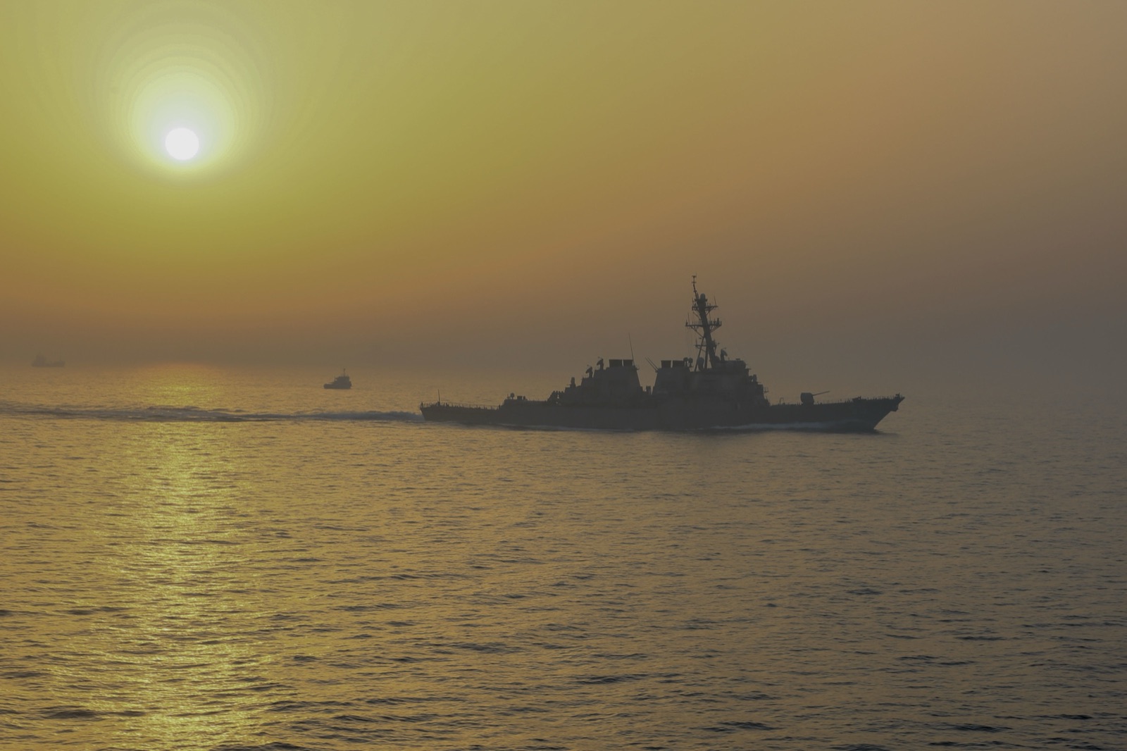 El destructor estadounidense USS Stout navega por el estrecho de Ormuz (imagen de archivo, mayo de 2020).