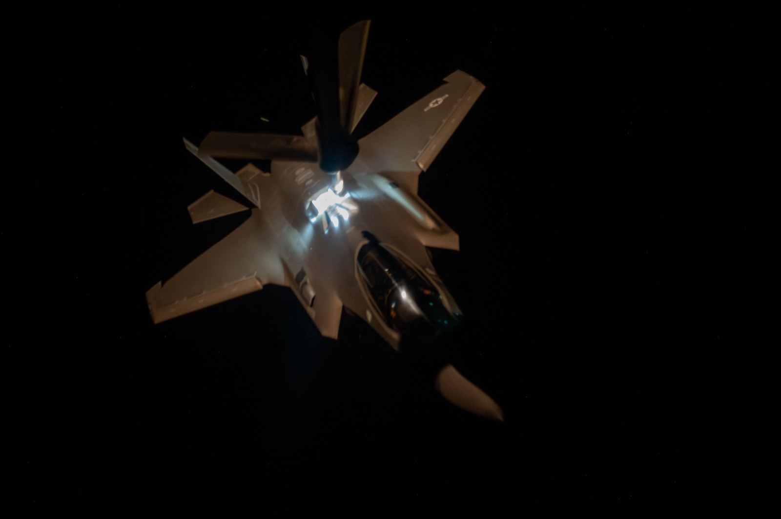 Un F-35 de la Fuerza Aérea de EE. UU. se acerca a un avión cisterna sobre la zona del Comando Central (imagen de archivo, marzo de 2025).