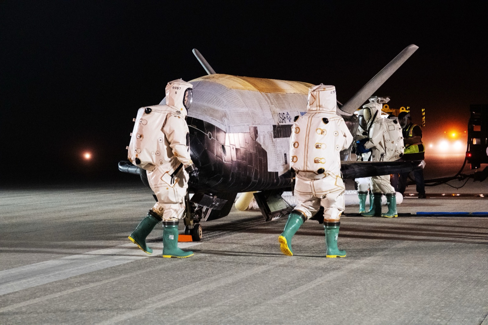 El X-37B de la Fuerza Espacial de EE. UU. tras aterrizar en el Centro Espacial Kennedy al terminar su sexta misión, en noviembre de 2022.